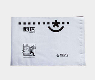 塑料快遞袋使用較多的是用聚乙烯材料做成，具有成本低，使用方便，防水性能好的特點(diǎn)。多用于運(yùn)送文件、單據(jù)、資料、貨物等所包裝用的袋子。又稱為速遞袋、郵寄袋、快遞打包袋。體輕，富有彈性，有良好的抗沖擊性，無毒、無味、防潮、耐腐蝕，環(huán)保性較強(qiáng)，并且回收力度較大。