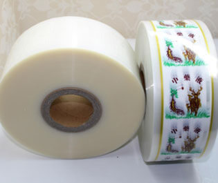 "食品復(fù)合膜是由PE等薄膜材料符合而成， 廣泛適用于包裝、食品、藥品等產(chǎn)品，具有環(huán)保、無臭無異味、熱封性能好、阻隔性好、遮光性強(qiáng)、耐油、強(qiáng)度高等特點(diǎn)。"
