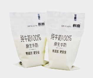 牛奶包裝袋是由三層或兩層共擠吹膜機(jī)生產(chǎn)而成。 成品膜印刷效果好，保香阻氧，安全衛(wèi)生，低碳環(huán)保，耐擠壓刺穿性強(qiáng)。