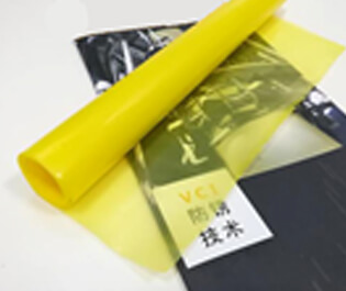 本公司采用三層共擠吹膜機，由內(nèi)層模體、中層模體、外層膜體組成，分別將三層共擠的膜體配方進行配比，配三種不同屬性的合金擠出機，配套合適的高精度模具和德系風環(huán)，均勻混合擠出，一次性吹制的薄膜。本公司設備吹制的防銹膜在不破損的情況下，使用壽命長，防銹能力強，成本低等特點。